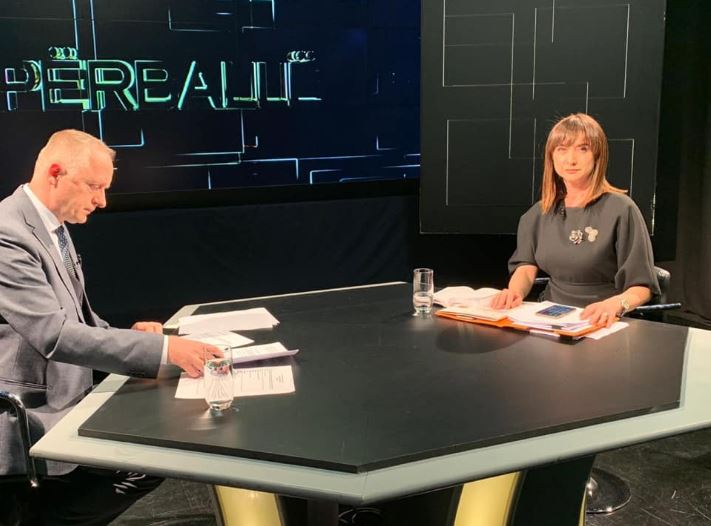 Avokatja e Popullit Erinda Ballanca në intervistë për gazetarin Lutfi Dervishi, në emisionin “Përballë” në Televizionin Publik Shqiptar